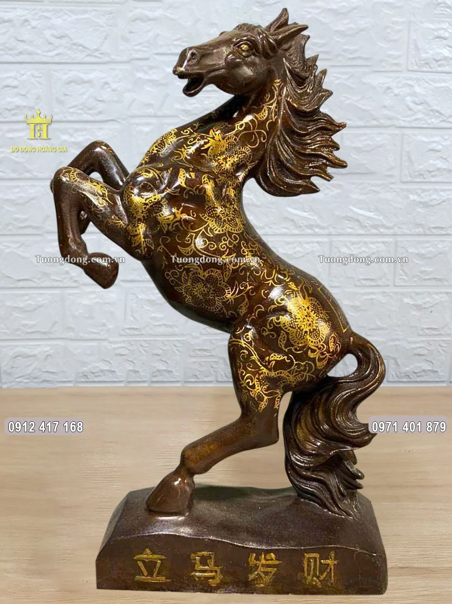 Ngựa được đúc theo dáng ngựa hí, báo tin vui cho gia đình gia chủ